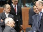 De Guindos (d), estrecha la mano del ministro alem&aacute;n de Finanzas, Wolfgang Sch&auml;uble, durante la reuni&oacute;n del Eurogrupo.