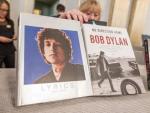 Libros y discos de Bob Dylan, desplegados en la sede de la Academia Sueca.