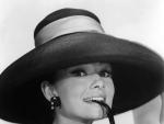 Audrey Hepburn luciendo moda de Givenchy