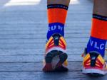 La marca valenciana Sporcks ha dise&ntilde;ado esta edici&oacute;n especial con los colores naranja y azul y las palabras RUN (pie izquierdo) y VLC (pie derecho).