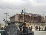 Agentes de seguridad hacen guardia ante la mezquita chi&iacute;ta Baqir-ul-Olom tras un atentado suicida en Kabul (Afganist&aacute;n).