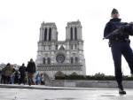 Un agente de Polic&iacute;a francesa vigila las inmediaciones de Notre Dame.