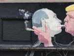 Grafiti que representa al presidente electo estadounidense, Donald Trump (d) y el presidente ruso Vladimir Putin.