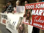 Un manifestante porta un cartel pidiendo justicia en el caso de Marta del Castillo.