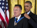 Para Obama, Springsteen ha dedicado su carrera a crear &quot;himnos sobre EEUU&quot; y destaca que con 67 a&ntilde;os siga dando conciertos de cuatro horas. &quot;Yo soy el presidente, &eacute;l es el jefe ('the Boss')&quot;, brome&oacute; Obama. El presidente ha otorgado al m&uacute;sico el mayor honor que puede recibir un civil en EEUU: la Medalla de la Libertad.