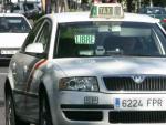 Un taxi circulando por las calles de la capital.