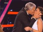 Beso de Pablo Puyol caracterizado como Sinatra y Chenoa en Tu Cara Me Suena.
