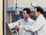 Frank Sinatra y Dean Martin graban en uno de los estudios de Capitol en 1958