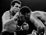 Ali golpea el rostro de Joe Frazier en un combate celebrado el 1 de octubre de 1975 en Manila, Filipinas.
