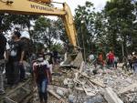 Miembros de los servicios de rescate indonesios trabajan en las labores de b&uacute;squeda de v&iacute;ctimas tras el terremoto de magnitud 6,5 que sacudi&oacute; la provincia de Aceh, en el norte de Sumatra.