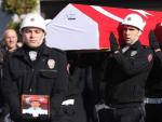 Imagen del funeral por una de las v&iacute;ctimas del atentado junto al estadio del Besiktas.