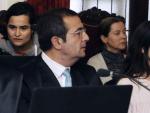 Monserrat Gonz&aacute;lez (2d), su hija Triana Mart&iacute;nez (i), y Raquel Gago durante el juicio.