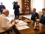 El papa Francisco (i) recibe en audiencia privada al presidente de Colombia, Juan Manuel Santos (d), y al expresidente &Aacute;lvaro Uribe (2d) en el Vaticano.