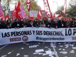 Los secretarios generales de UGT y CC OO, Pepe &Aacute;lvarez (c,i) e Ignacio Fern&aacute;ndez Toxo (c), respectivamente, encabezan la manifestaci&oacute;n de Madrid bajo el lema 'Las personas y sus derechos, lo primero'.