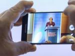 La canciller alemana, Angela Merkel, en la pantalla de un m&oacute;vil durante el foro de la Confederaci&oacute;n de Artesan&iacute;a Especializada de Alemania (ZDH) en M&uuml;nster.