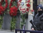 Un miembro de las fuerzas especiales turcas fuertemente armado vigila frente al Consulado ruso en Estambul.