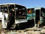 Un hombre inspecciona unos autobuses destrozados tras estallar una bomba en Samarra (Irak).