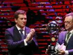 El presidente del Chapecoense, Plinio David De Nes Filho, recoge el trofeo de campe&oacute;n de la Copa Sudamericana otorgado al conjunto brasile&ntilde;o.
