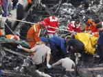Los equipos de rescate en los restos de la embarcaci&oacute;n de pasajeros incendiada.