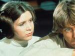 Mark Hamill y Carrie Fisher, en sus papeles de Luke Skywalker y la princesa Leia, en Star Wars: Una nueva esperanza (1977).