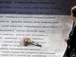 La madre de uno de los militares que fallecieron en el accidente del avi&oacute;n Yak 42 frente al monumento con los nombres de las v&iacute;ctimas en Zaragoza.