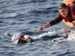El nadador catal&aacute;n David Meca bebe agua al inicio del intento de cruzar a nado el Estrecho de Gibraltar.