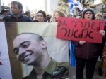 Simpatizantes de extrema derecha reaccionan en Tel Aviv (Israel) tras darse a conocer la sentencia del soldado israel&iacute; Elor Azar&iacute;a el 4 de enero de 2017.