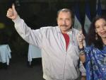 El presidente de Nicaragua, Daniel Ortega, con su esposa y entonces candidata a vicepresidenta, Rosario Murillo, tras votar el 6 de noviembre de 2016. Ortega se present&oacute; a la reelecci&oacute;n con el camino despejado, pues la candidatura de sus principales opositores fue anulada.