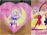 Un cond&oacute;n y un cartel de la campa&ntilde;a japonesa de 'Sailor Moon' para combatir las enfermedades de transmisi&oacute;n sexual.