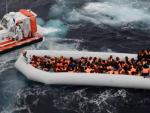 Efectivos de la Guardia Costera italiana en una operaci&oacute;n de rescate llevada a cabo en aguas del Mediterr&aacute;neo.