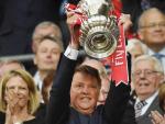 El entrenador del Manchester United, Louis van Gaal, alza el trofeo de la FA Cup. Archivo.