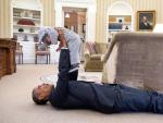 Obama juega con Ella Rhodes, hija del asesor adjunto de seguridad, en el Despacho Oval, uno de sus rincones preferidos para fotos &iacute;ntimas.