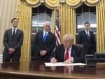 El presidente de EE UU, Donald Trump, firmando los nuevos nombramientos de su Gabinete en el despacho oval de la Casa Blanca.