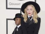 Madonna y su hijo David Banda Mwale posan a su llegada a la 56 edici&oacute;n de los premios Grammy.