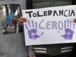 Un manifestante sostiene una pancarta contra la violencia machista durante una concentraci&oacute;n.