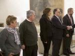 Mariano Rajoy, acompa&ntilde;ado por la ministra de Defensa, Maria Dolores de Cospedal, saludando a los representantes de la Asociaci&oacute;n de V&iacute;ctimas del Yak-42.