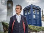 Peter Capaldi caracterizado como el Doctor en Londres con la Tardis a su espalda.