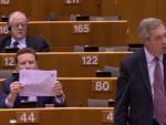 El eurodiputado laborista Sebastian Dance sujeta un cartel con la frase &quot;Os est&aacute; mintiendo&quot; durante la intervenci&oacute;n de Nigel Farage en el Parlamento Europeo.