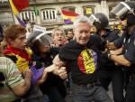Jorge Verstrynge, en el momento de su detenci&oacute;n durante una manifestaci&oacute;n a favor de la Rep&uacute;blica, en Madrid.