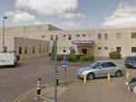 Fachada de la entrada principal del hospital p&uacute;blico Milton Keynes, en Reino Unido.