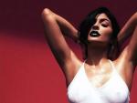 Para promocionar su nueva l&iacute;nea de maquillaje, Kylie Jenner comparte una foto en Instagram donde posa muy seductora, mojada y marcando las curvas de su cuerpo.