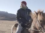 El actor Nikolaj Coster-Waldau a caballo para concienciar sobre los efectos del cambio clim&aacute;tico en Groenlandia.