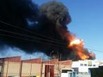Incendio en una nave de productos qu&iacute;micos en Paterna.