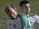 Roman Zozulya abrazado por Rafa Navarro en un entrenamiento del Betis.