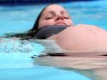 Una mujer embarazada en la piscina.