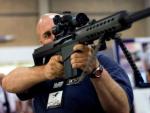 Un estadounidense porta un arma en una convenci&oacute;n de la Asociaci&oacute;n Nacional del Rifle.