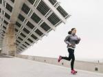 Una mujer practicando running.