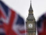 Dos banderas brit&aacute;nicas ondean ante el Big Ben en Londres (Reino Unido).