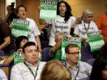 Un grupo de afectados por la preferentes de Bankia protestan durante una Junta General de accionistas.