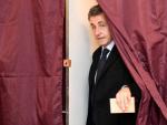 El expresidente de Francia Nicolas Sarkozy, votando en las primarias de la derecha francesa.